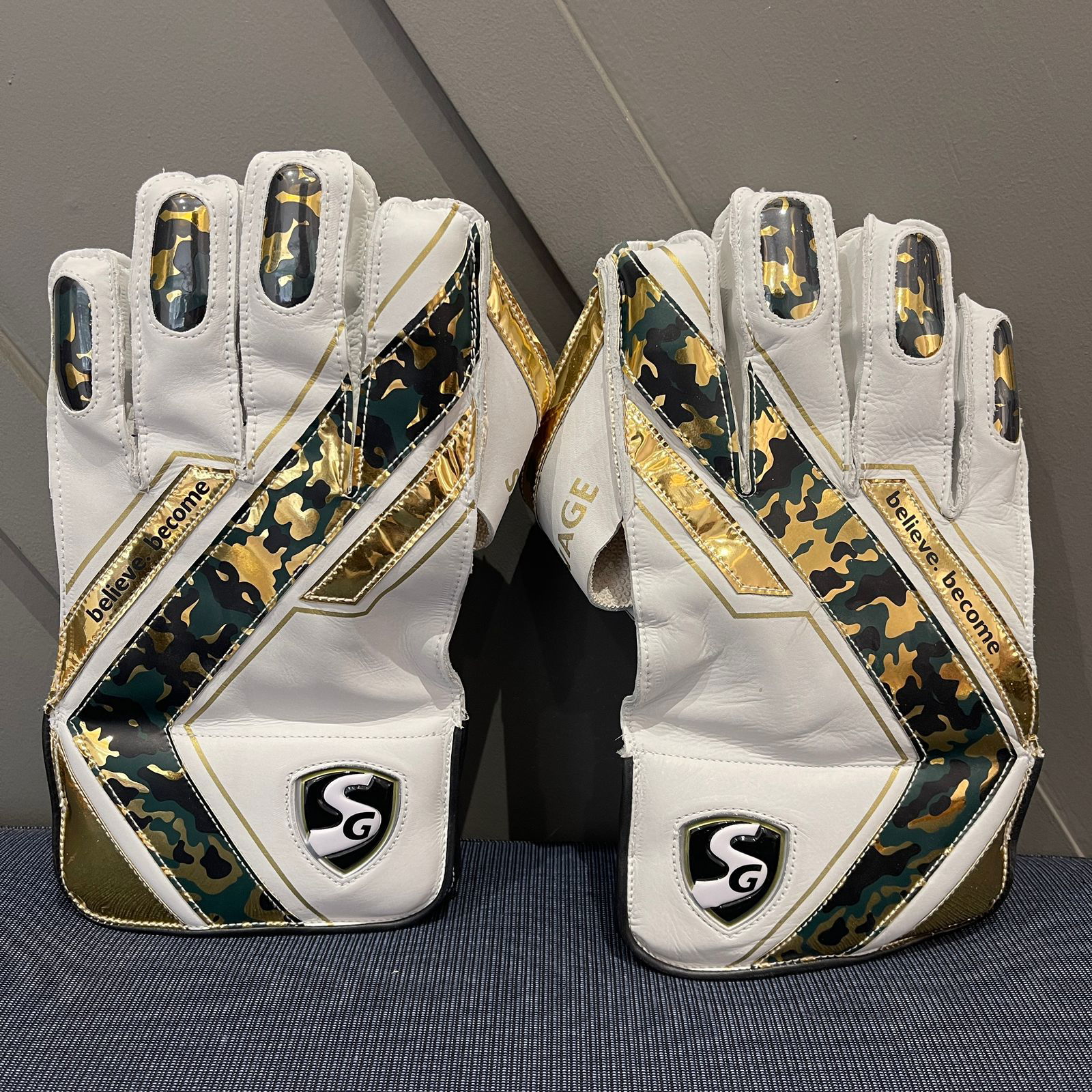 SG Savage edition Wicket keeping Gloves