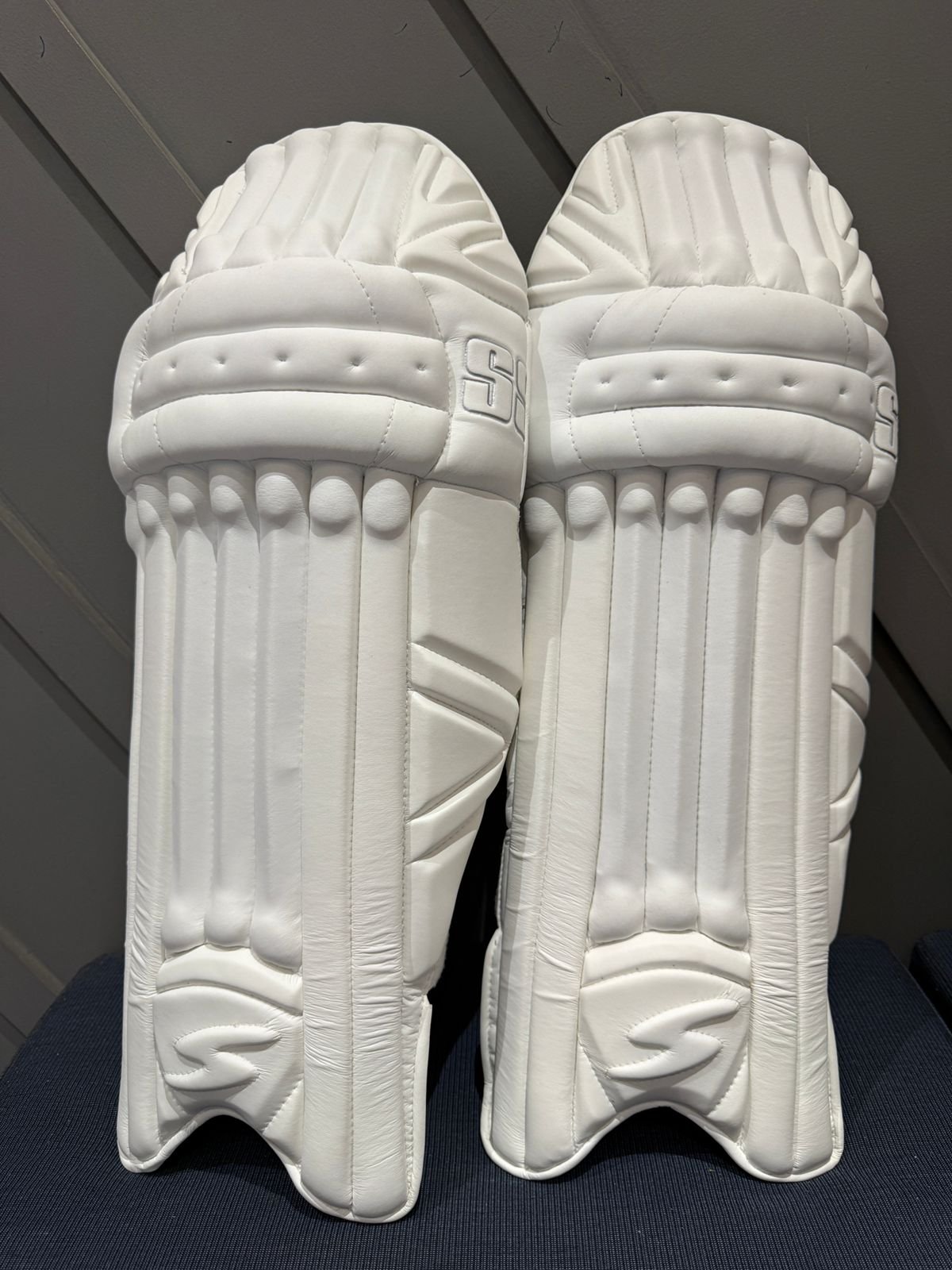 Sunridges Matrix Batting Legguard All White