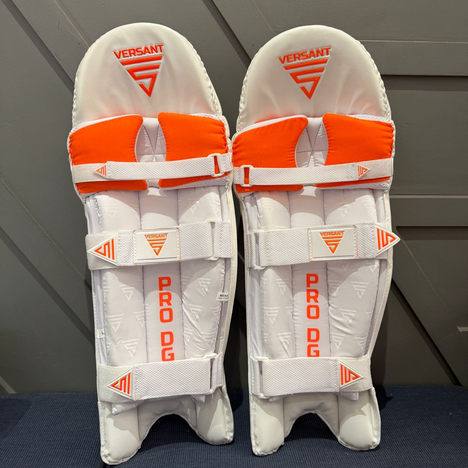 versant-pro-dg-legguard-crown-cricketer