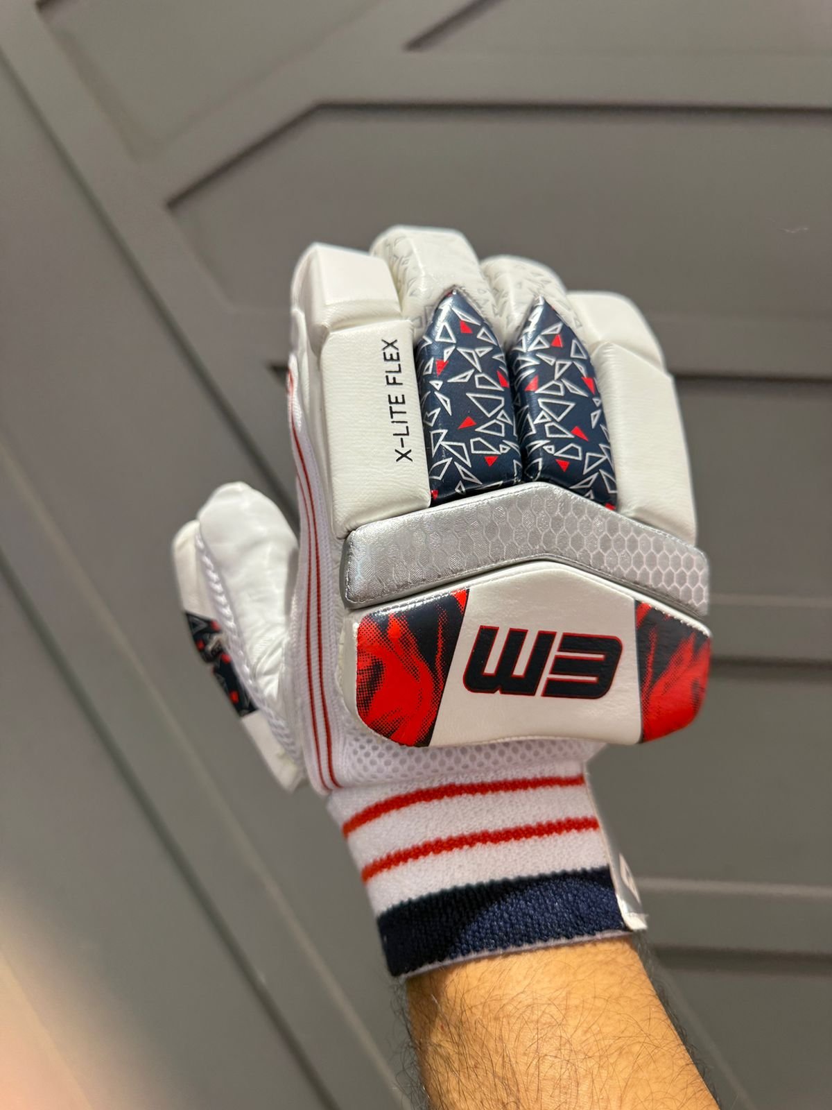 EM XLITE BATTING GLOVES