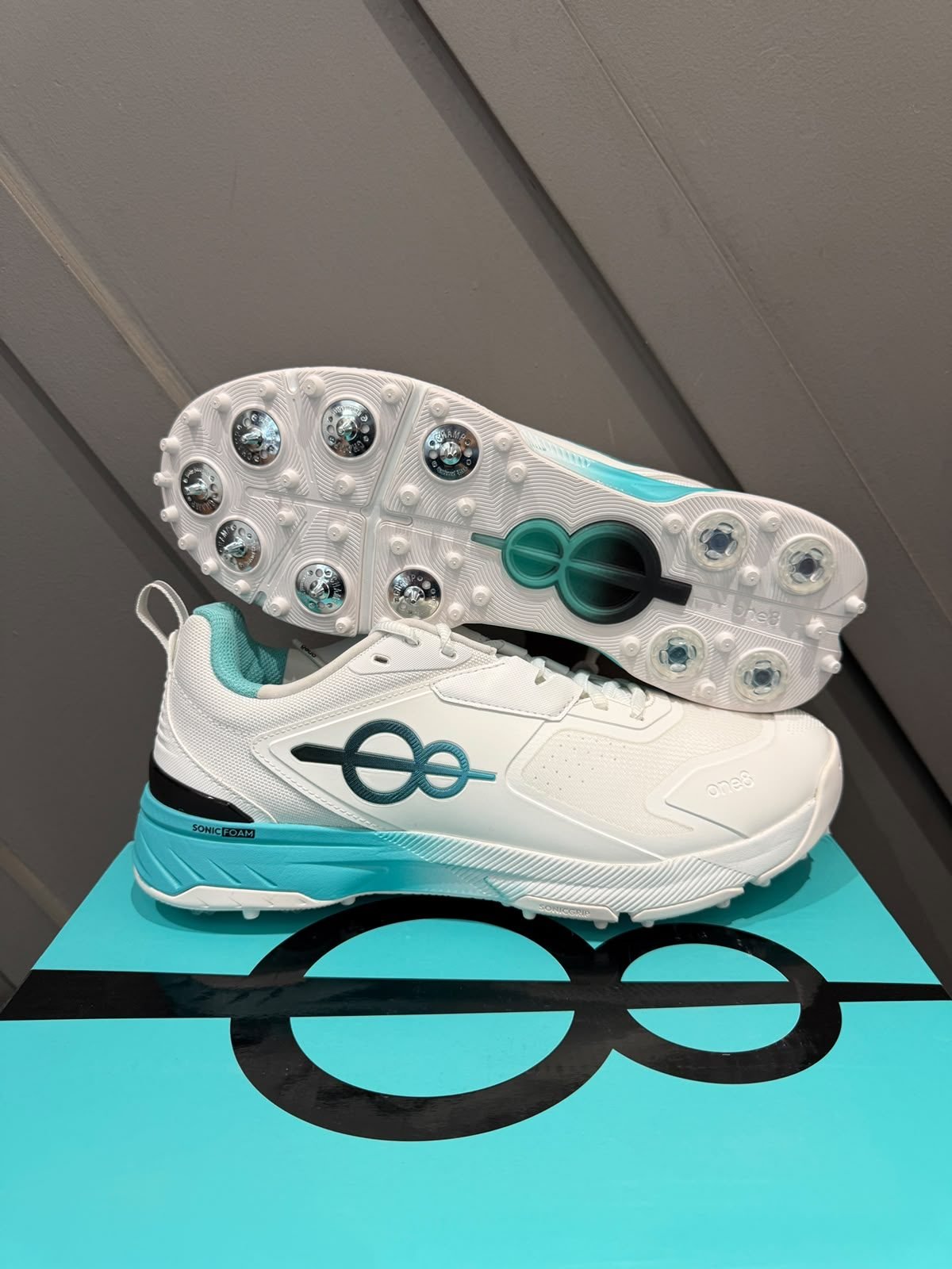 ONE8 cover drive 10 pro cricket spikes