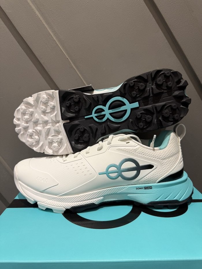 one8 pitch 18 cricket shoes